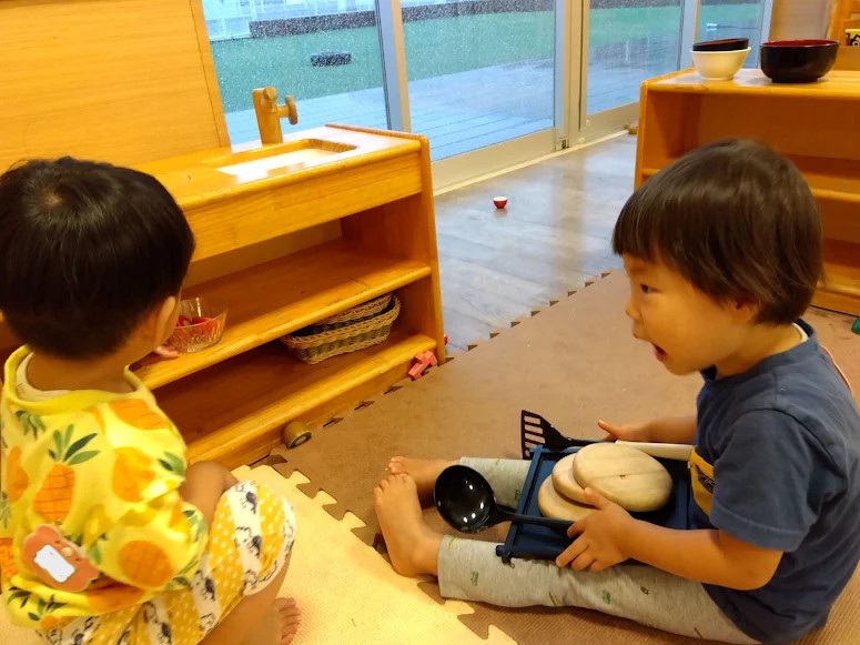 おままごとコーナーで遊ぶ子どもたち