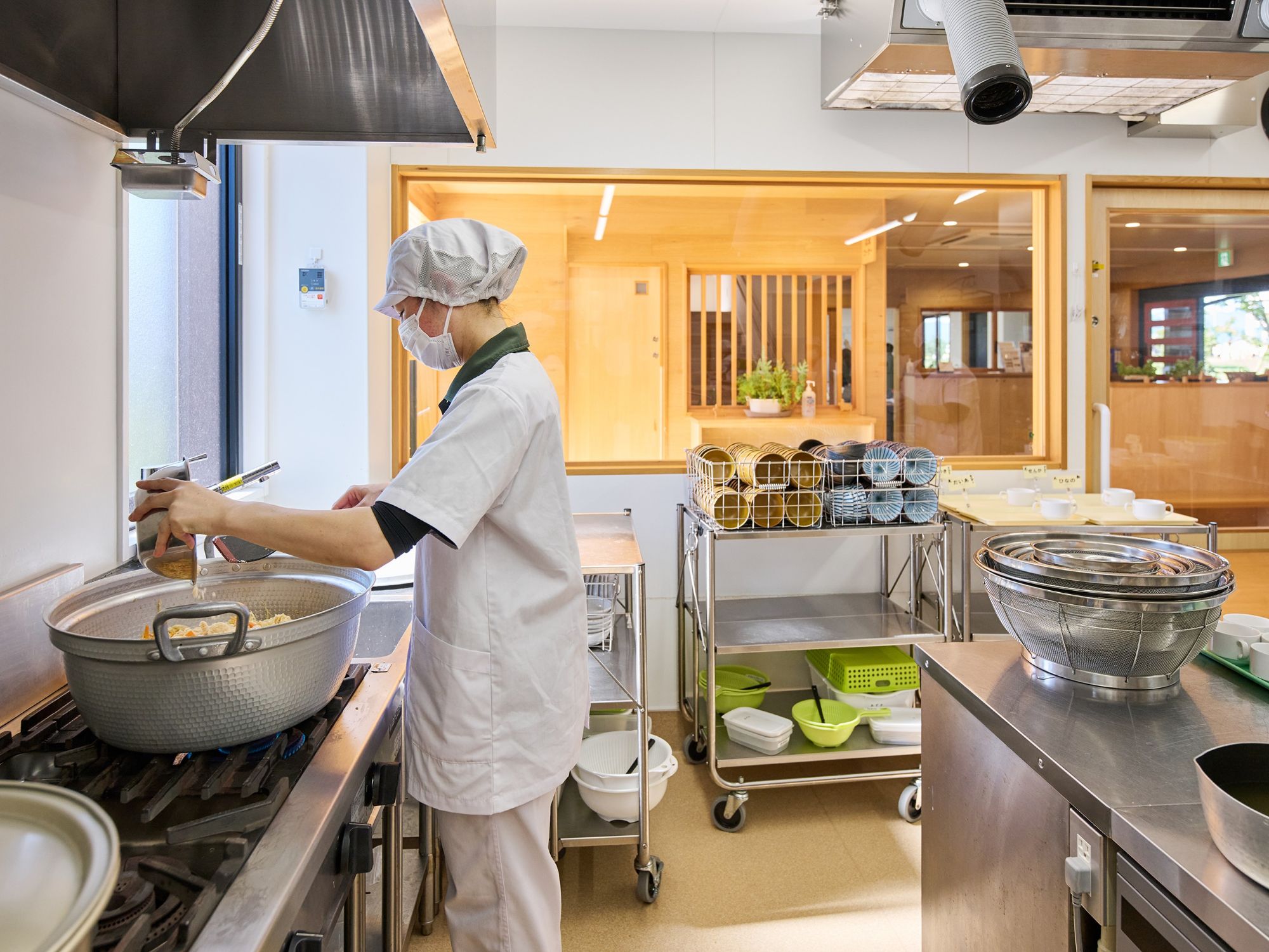 調理室で職員が給食を調理する様子