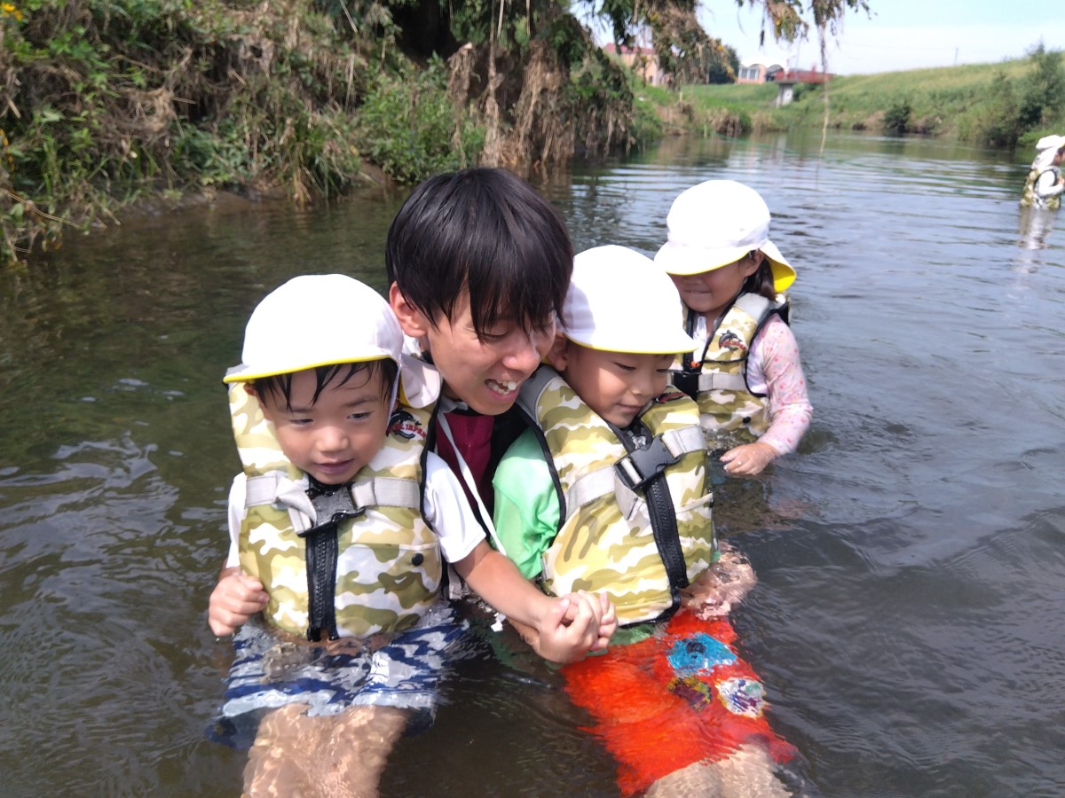 川に浮かぶ子どもたち
