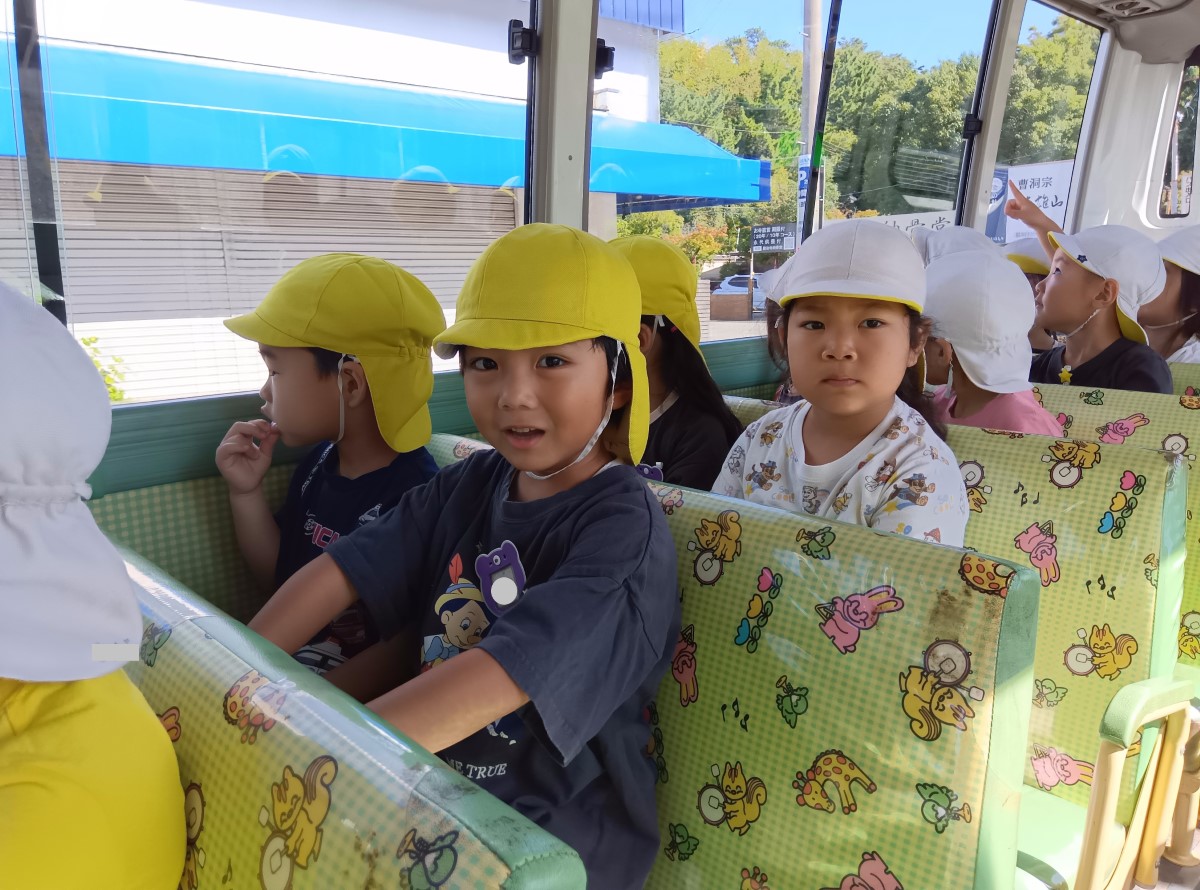 バスに乗る子どもたち