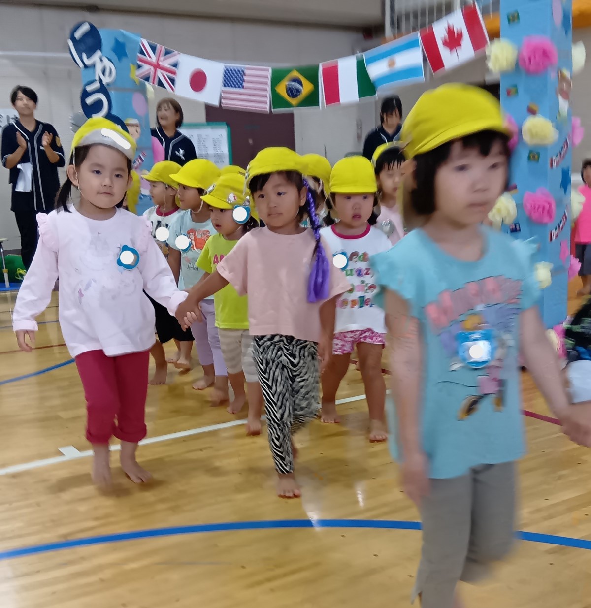 手をつないで入場する子どもたち