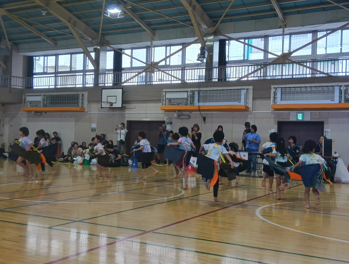 体育館で荒馬を披露する子どもたち