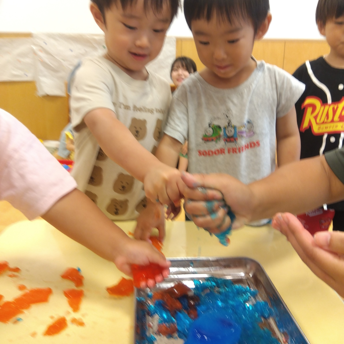 寒天を握ってあそぶ子どもたち