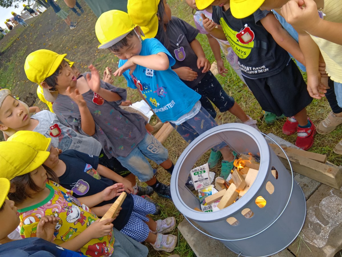 焚き火を眺める子どもたち