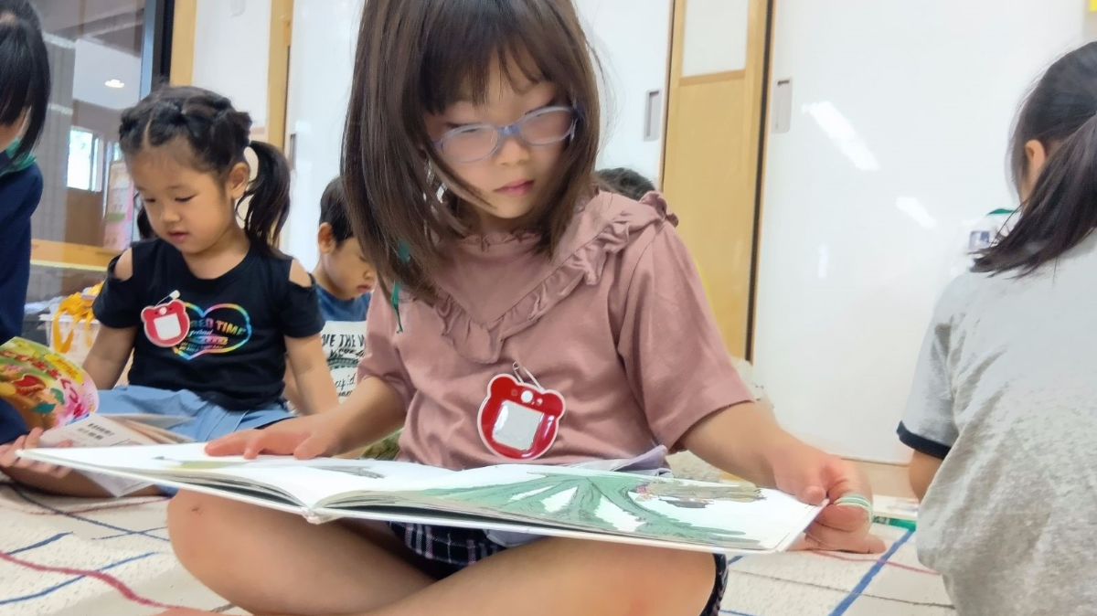 絵本を読む子ども