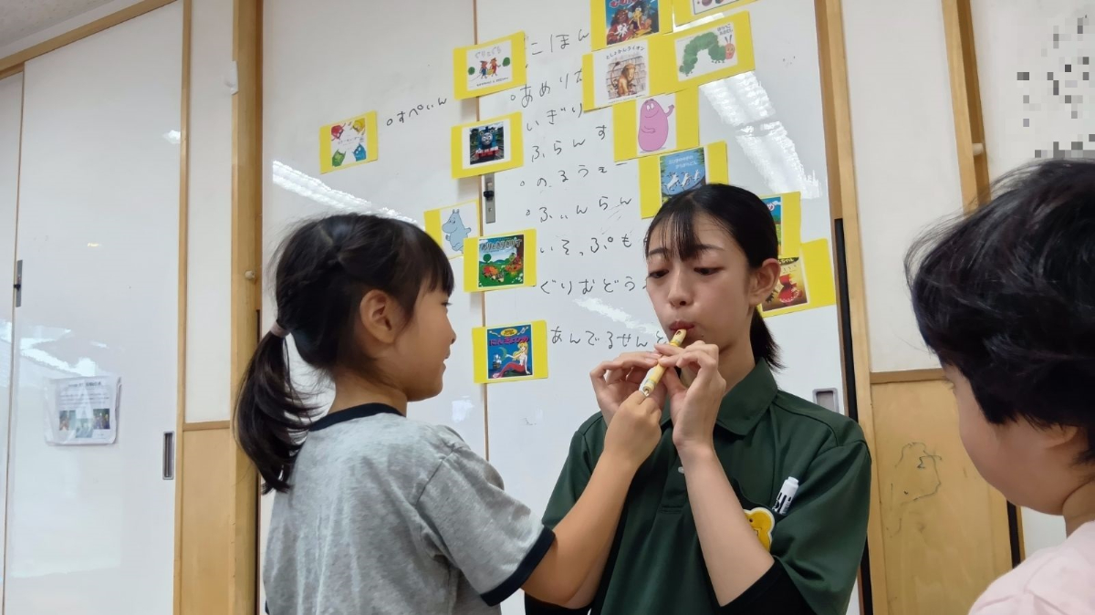 民族楽器の音を聴く子ども