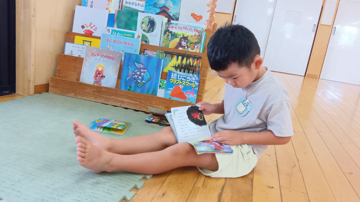 絵本を読み込む子ども