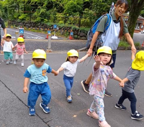 子どもたち同士で手を繋いで歩く様子