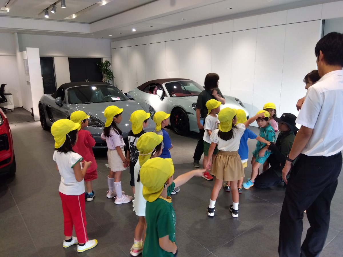 車のショールームを見学する子どもたち