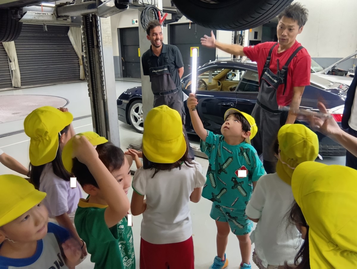 整備工場を見学する子どもたち