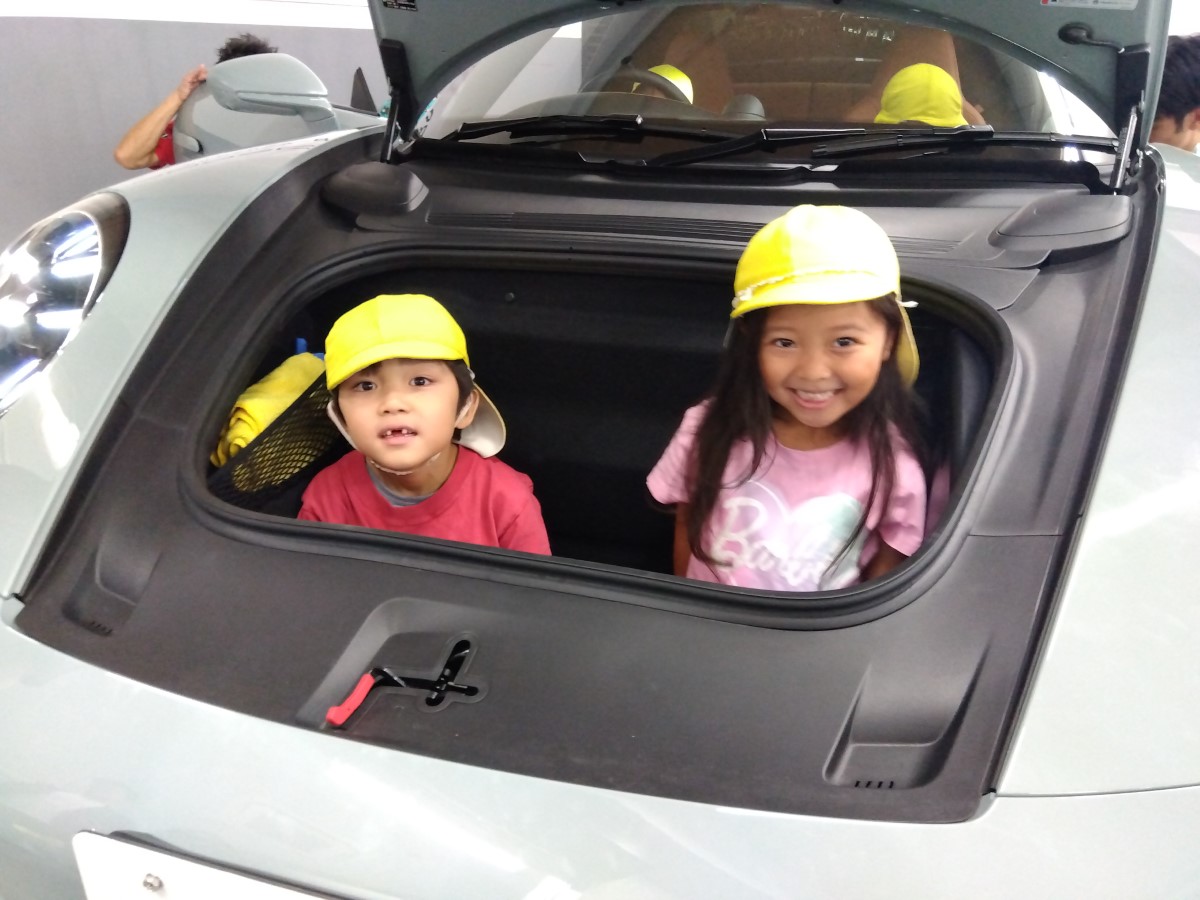 来る間のトランクに乗る子どもたち