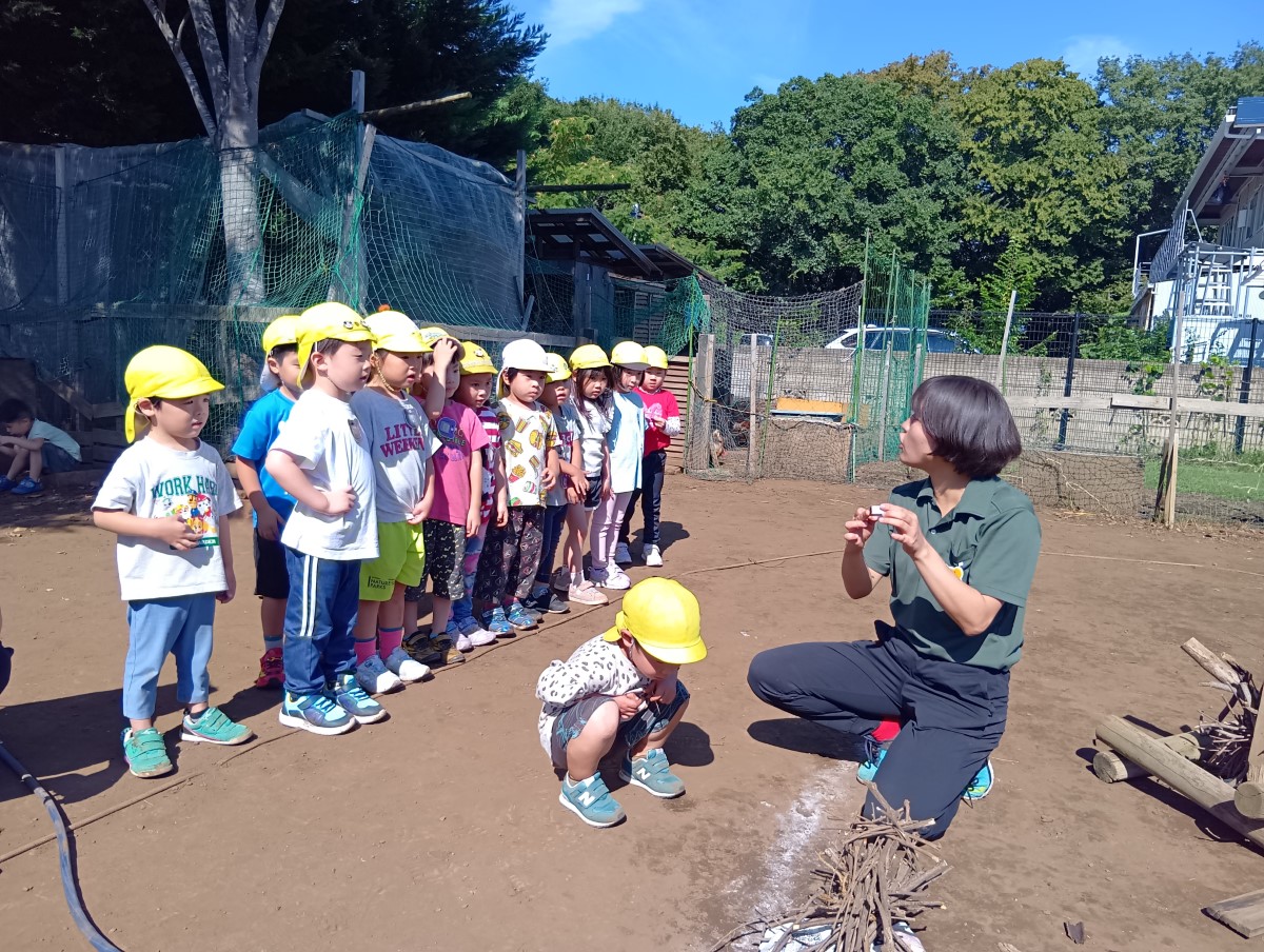 マッチの使い方の説明を聞く子どもたち