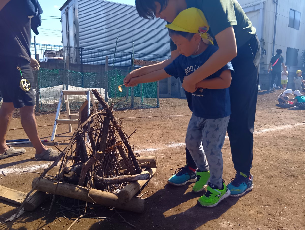 マッチで火をつける子ども