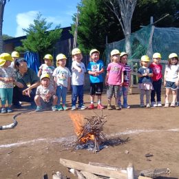 中里どろんこ保育園「自然体験：火起こし」