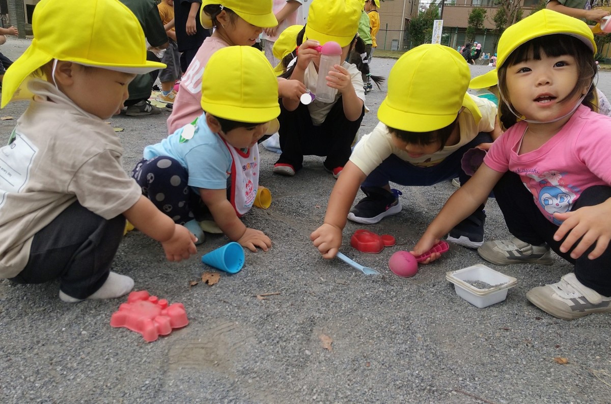 砂遊びをする子どもたち