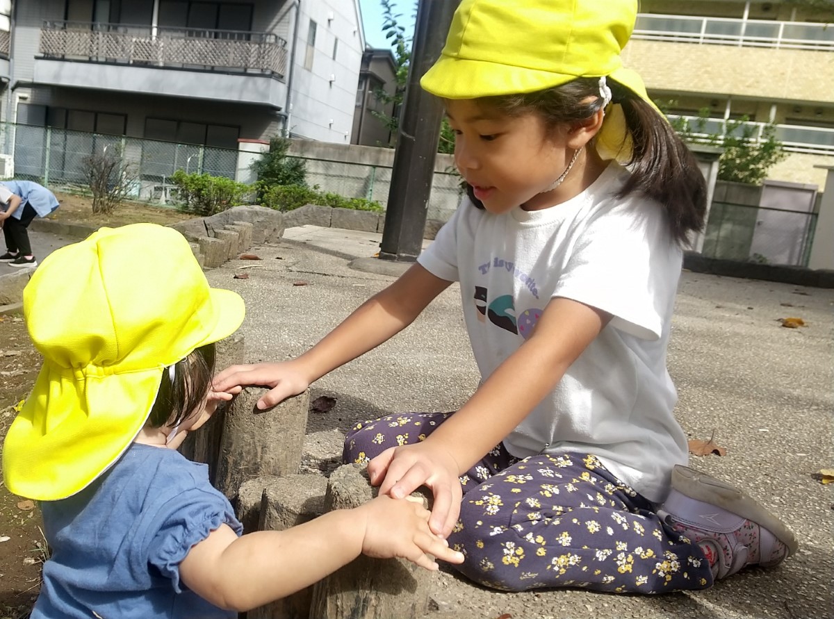 砂遊びをする子どもたち