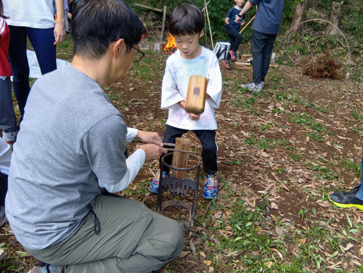 薪割りをする子ども