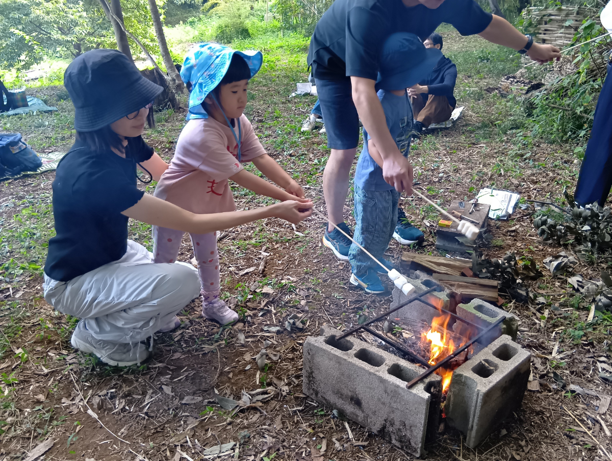 マシュマロを焼く子どもたち