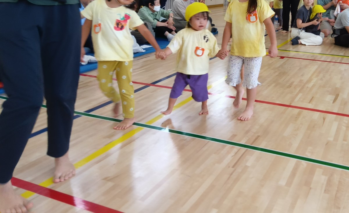 手をつないで歩く子どもたち