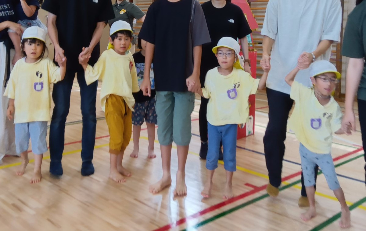 親子で手をつなぐ子どもたち