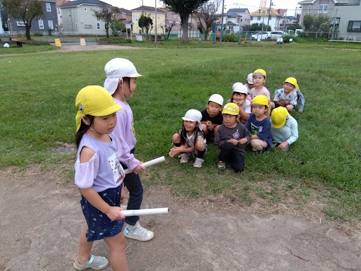 広場でリレーをする子どもたち