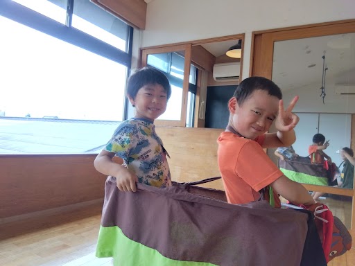 振り返ってピースをする子どもたち