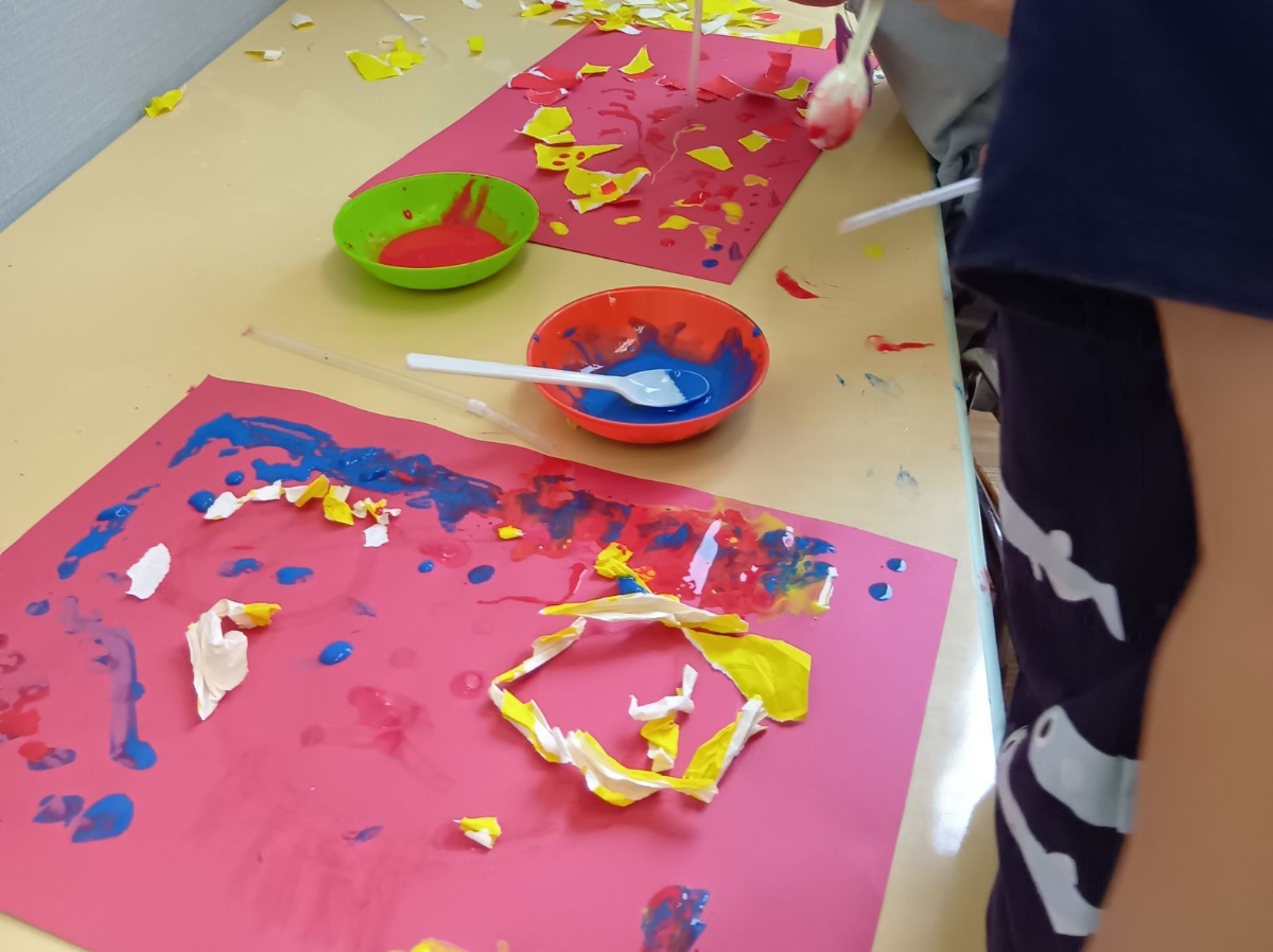 絵の具や色紙を使って制作をする子ども