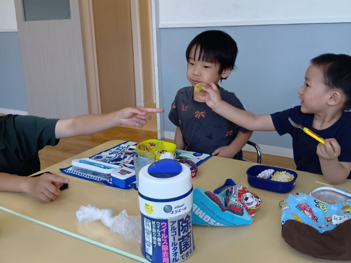 お弁当を食べる子どもたち