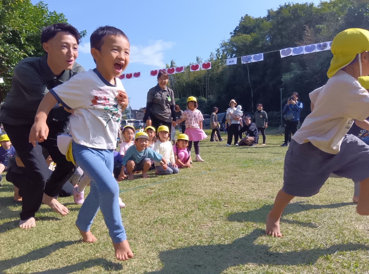 園庭で徒競走をする子どもたち