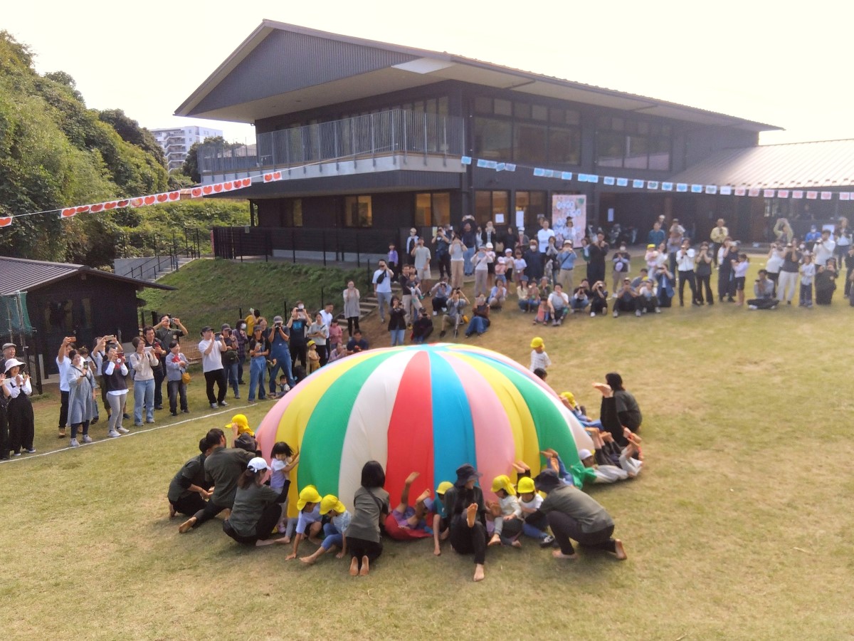パラバルーンを膨らませる子どもたち