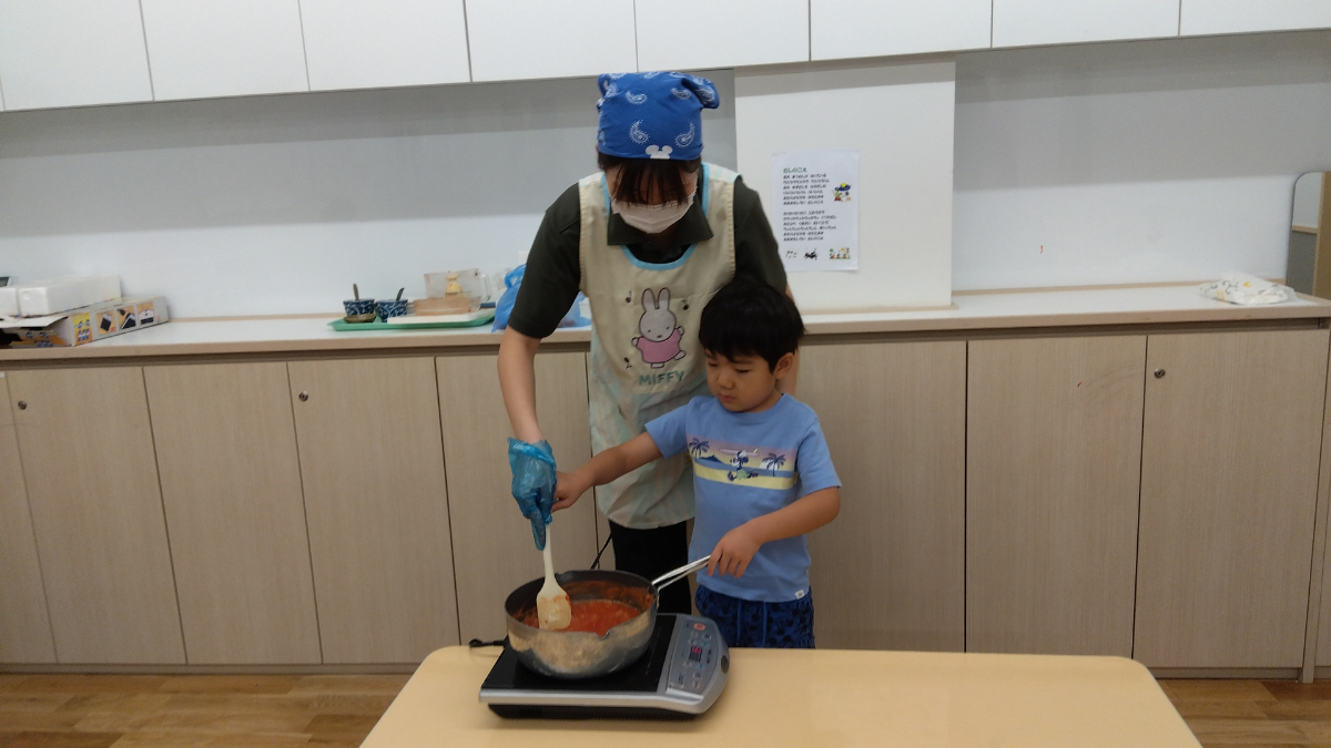 トマトを煮詰める子ども