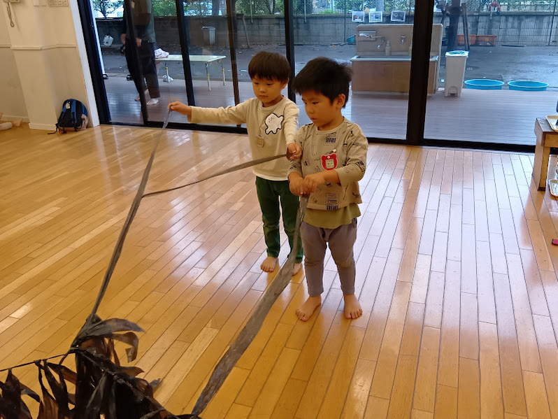 すずらんテープを割く子どもたち