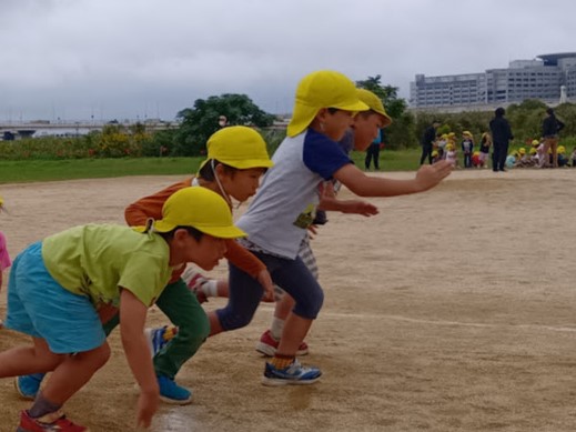 走り出す子どもたち