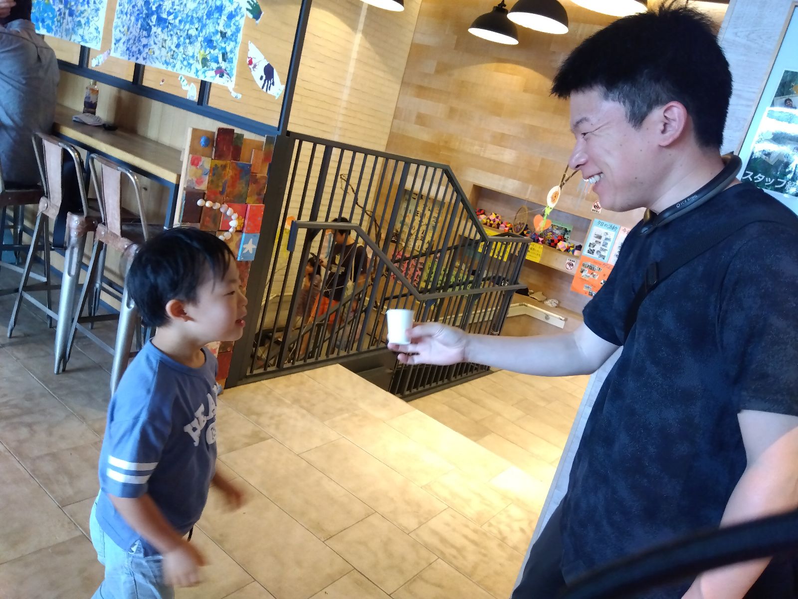 完成した梅シロップを渡される子ども