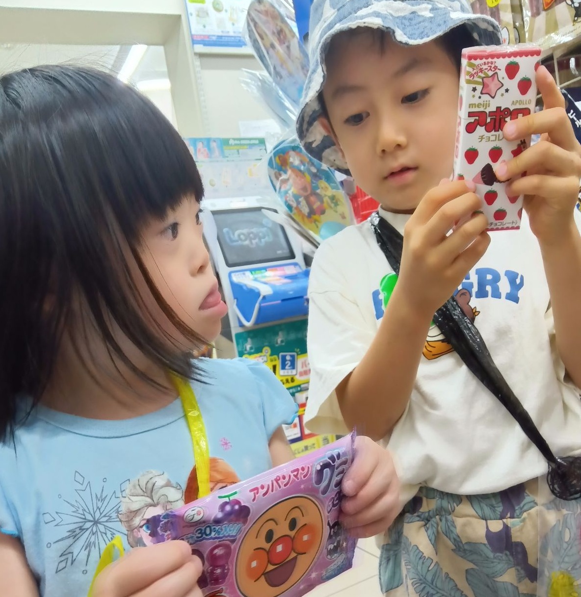 お菓子を選ぶ子どもたち