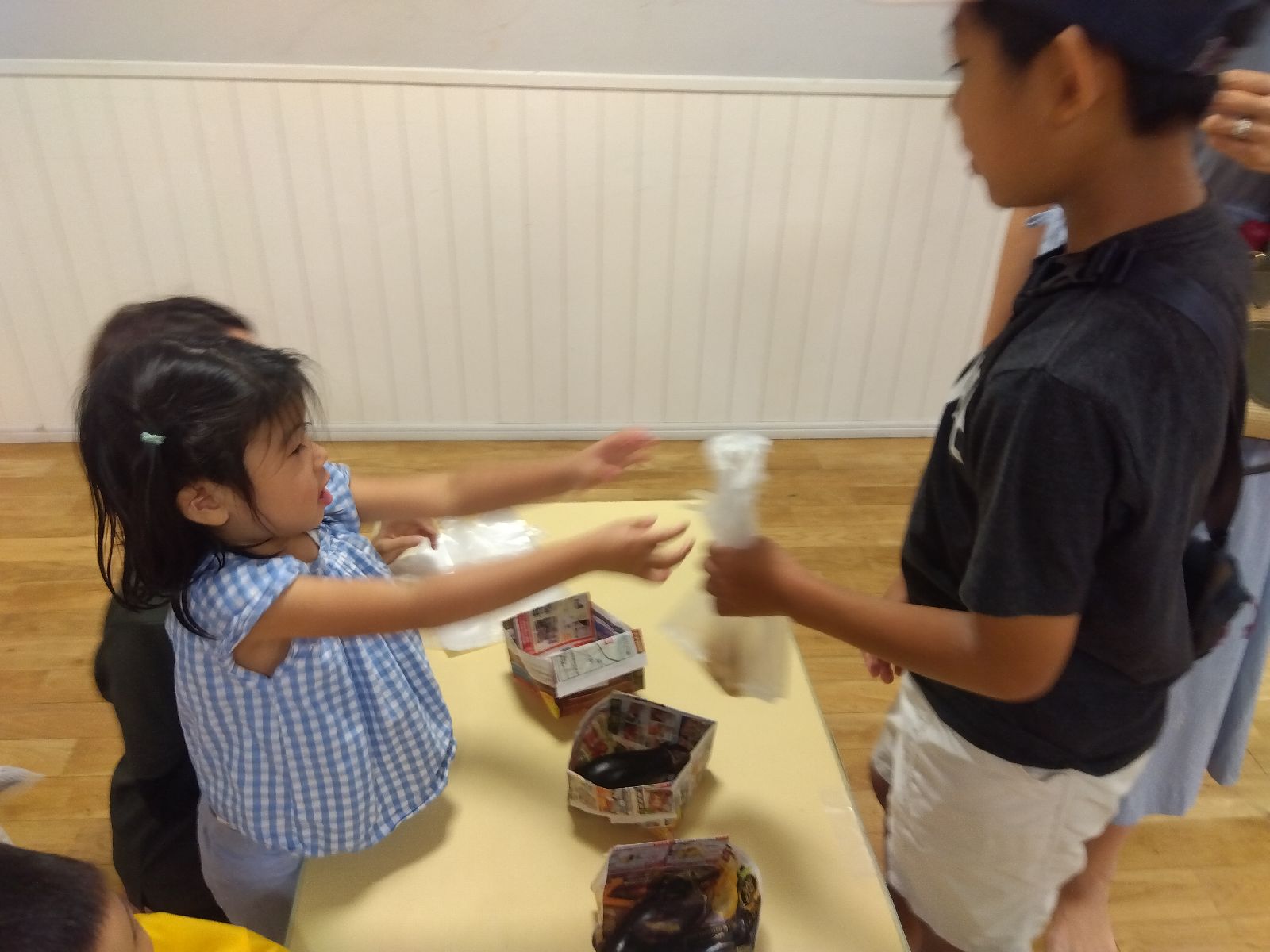 保護者の方に野菜を売る子どもたち