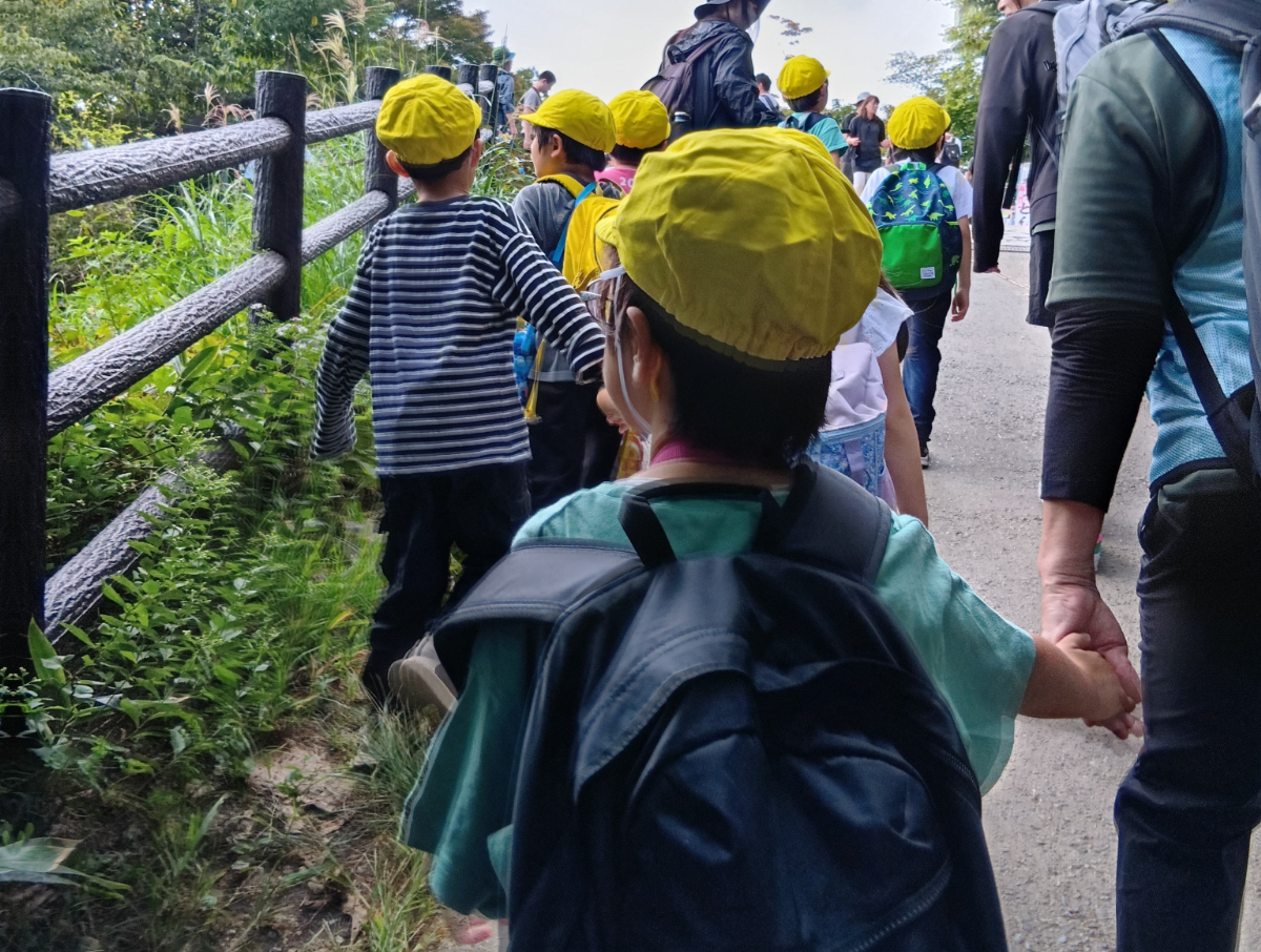 景色を見ながら歩く子どもたち