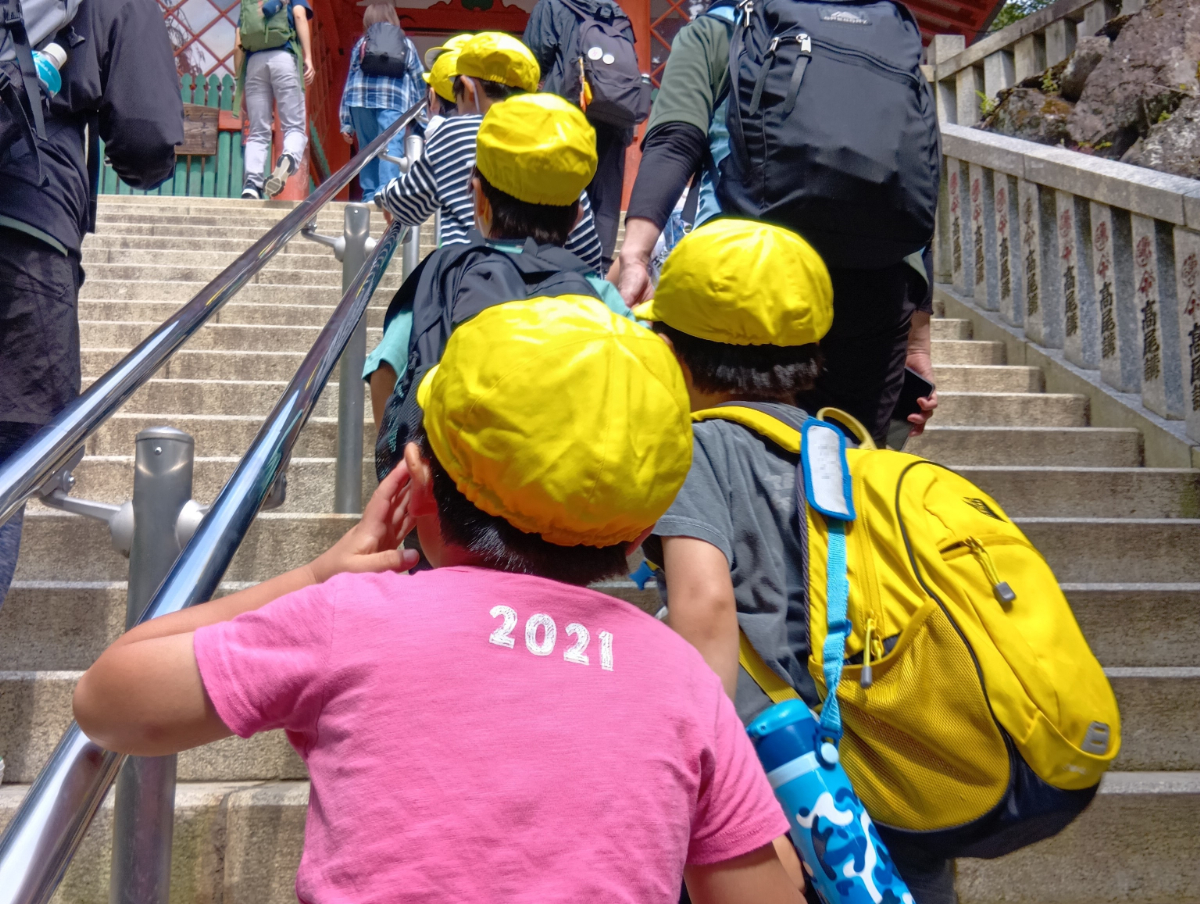 階段を上る子どもたち