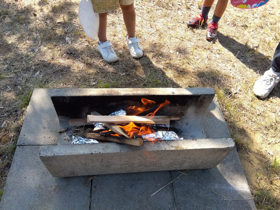 焚き火で芋を焼く様子