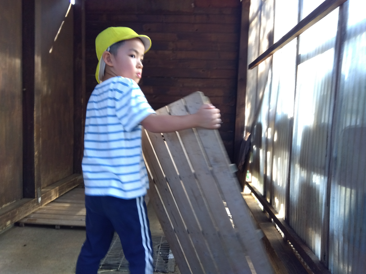 すのこを運ぶ子ども