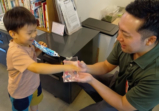 エサを受け取る子ども