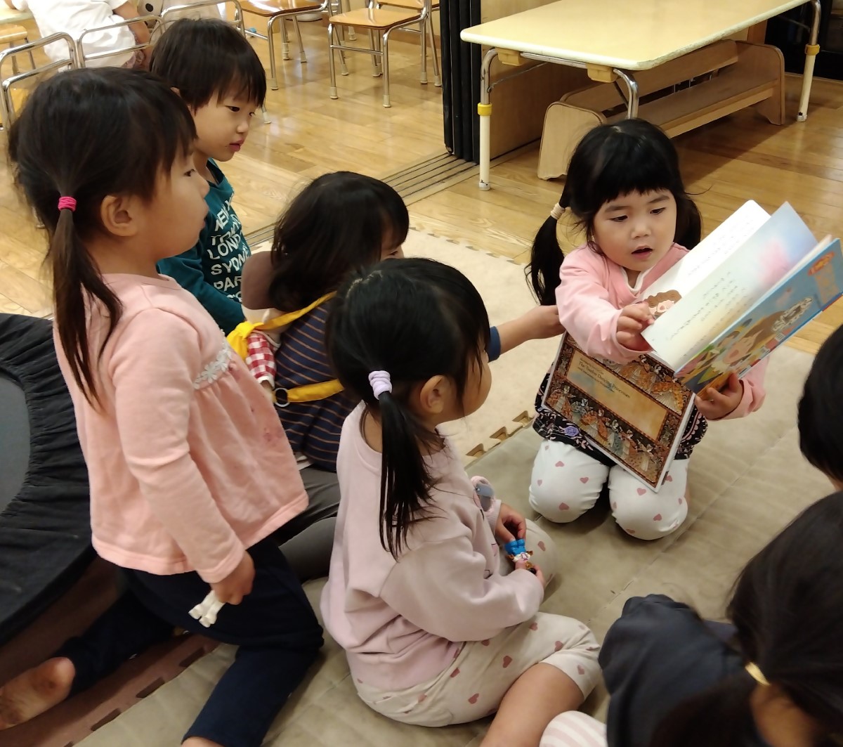 絵本を読む子どもたち