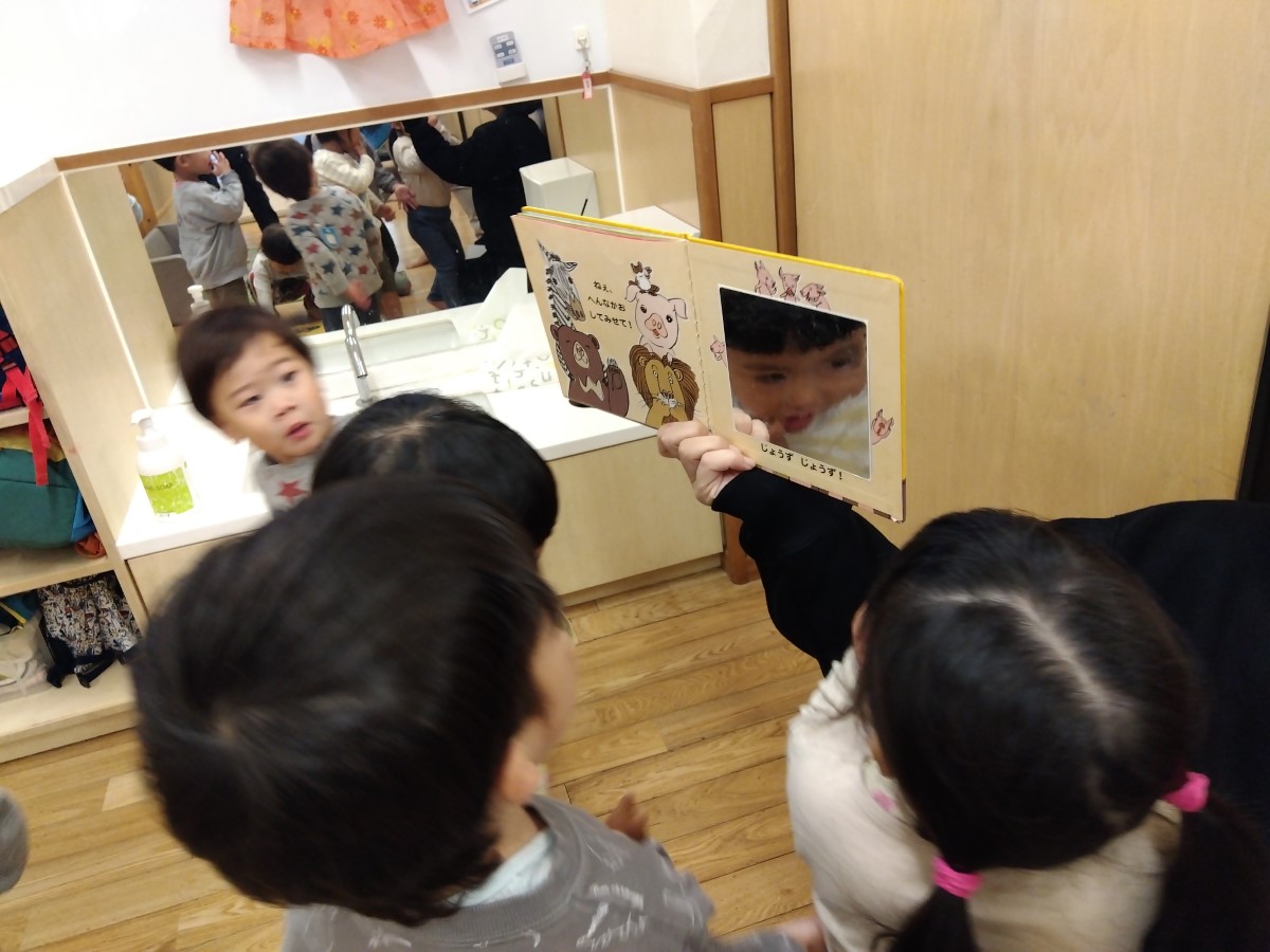 絵本の読み聞かせの様子