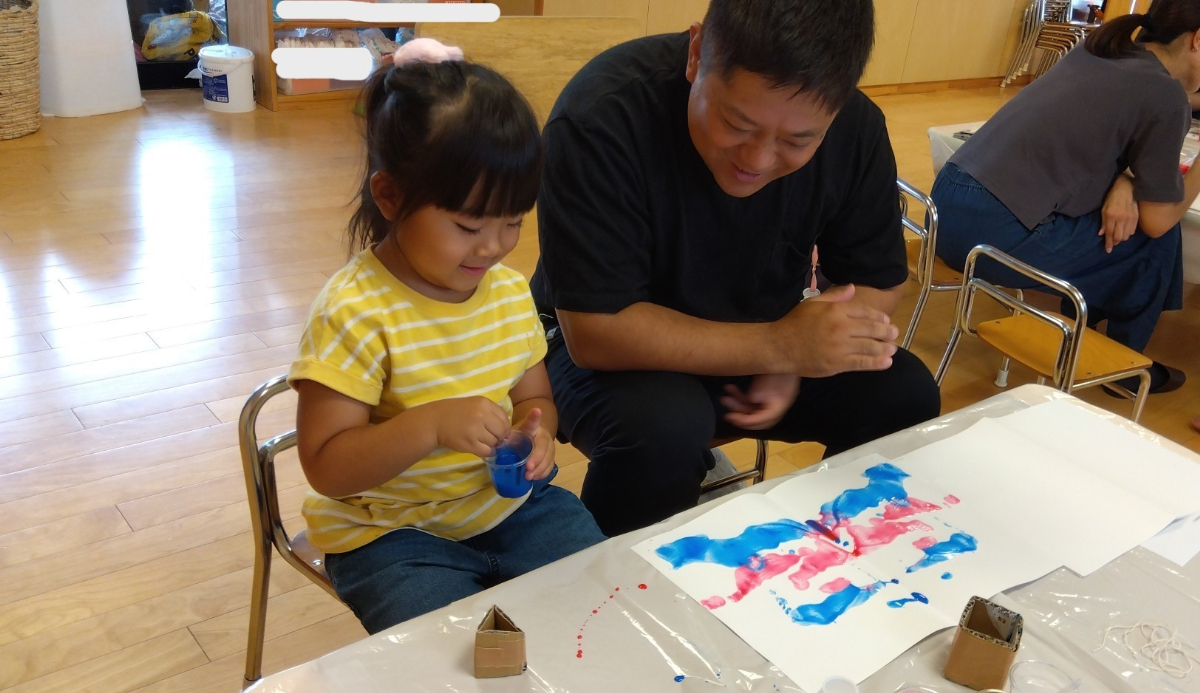 親子でデカルコマニーを行う様子