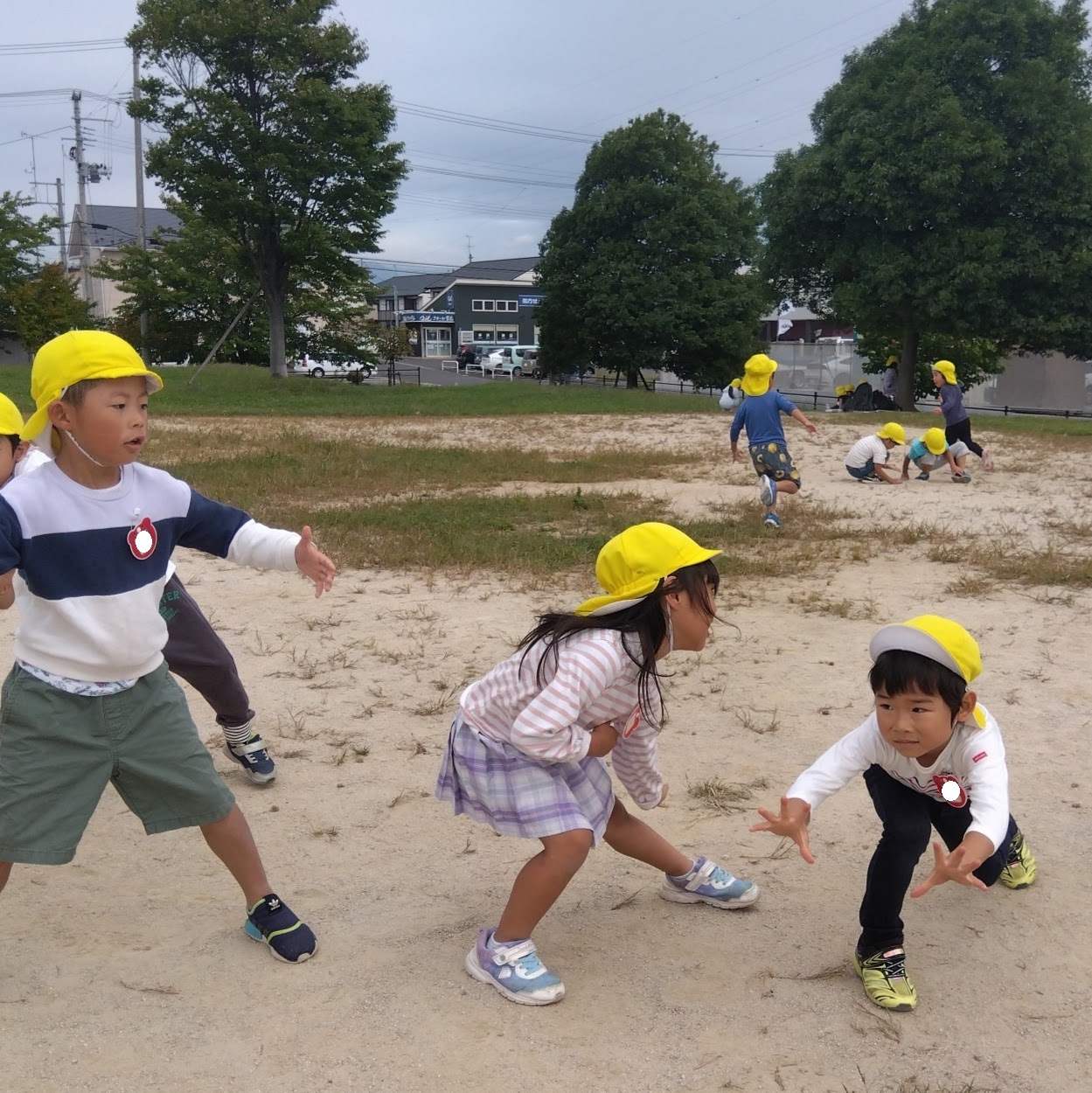 公園で遊ぶ子どもたち