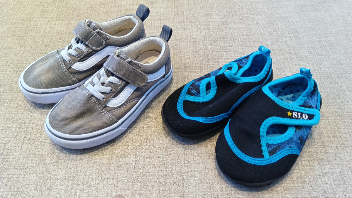 勝手籠に入っていた靴