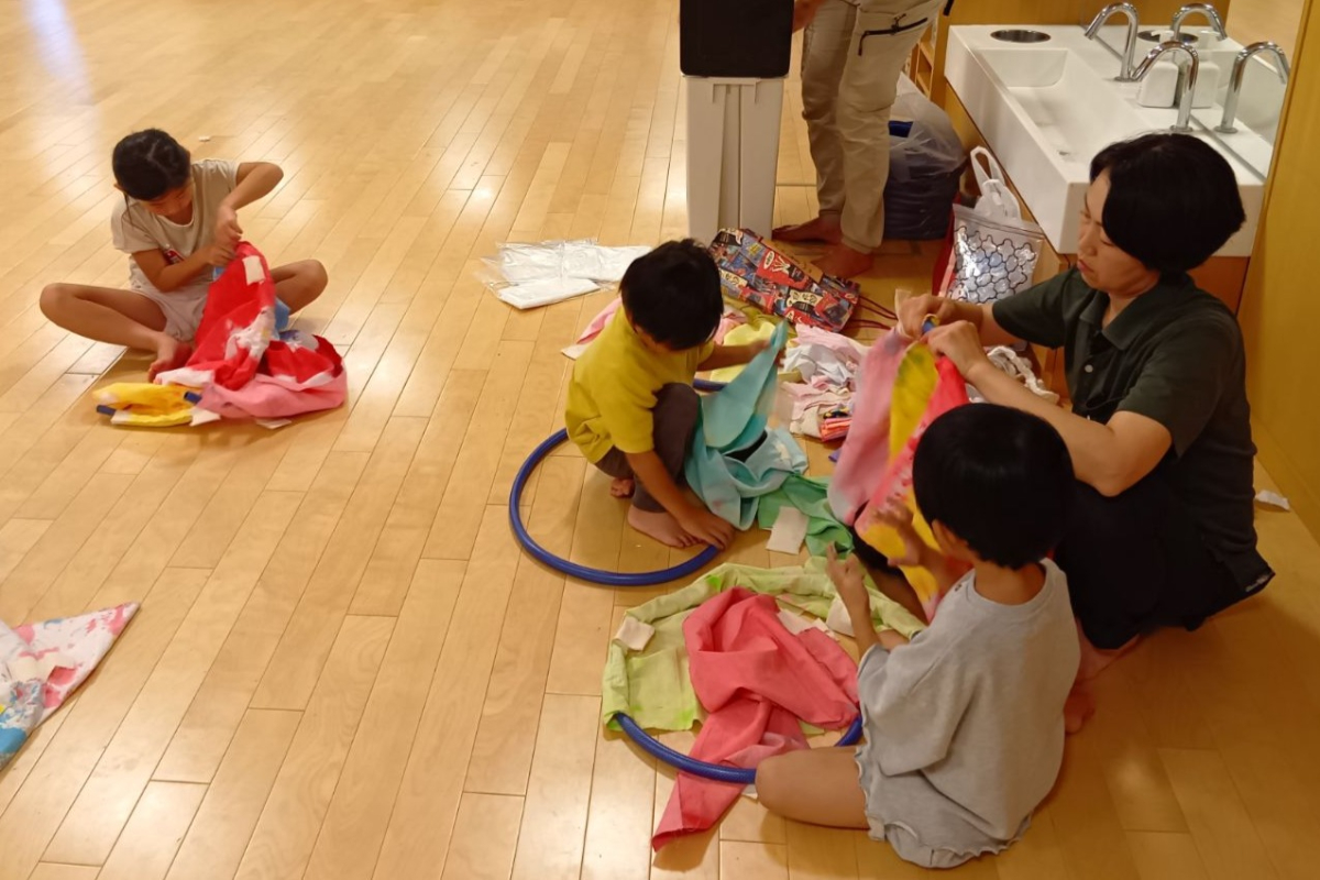 運動会で使う道具を準備する子どもたち