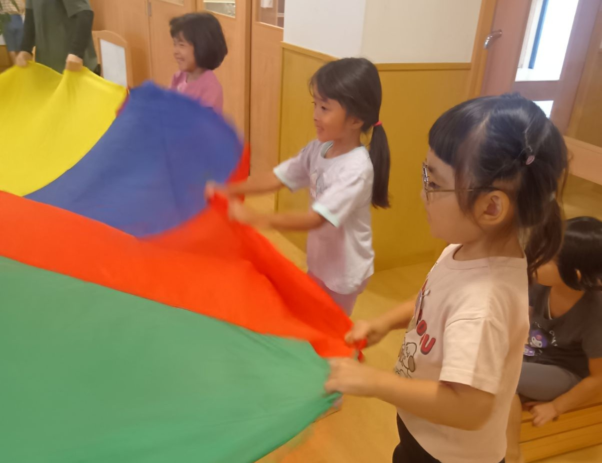 パラバルーンを行う子どもたち