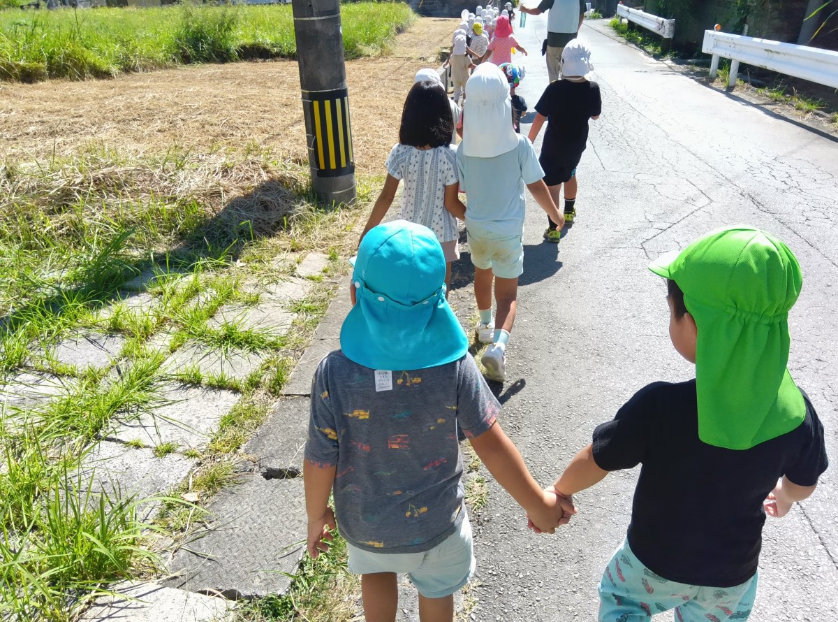 手をつないで歩く子どもたち