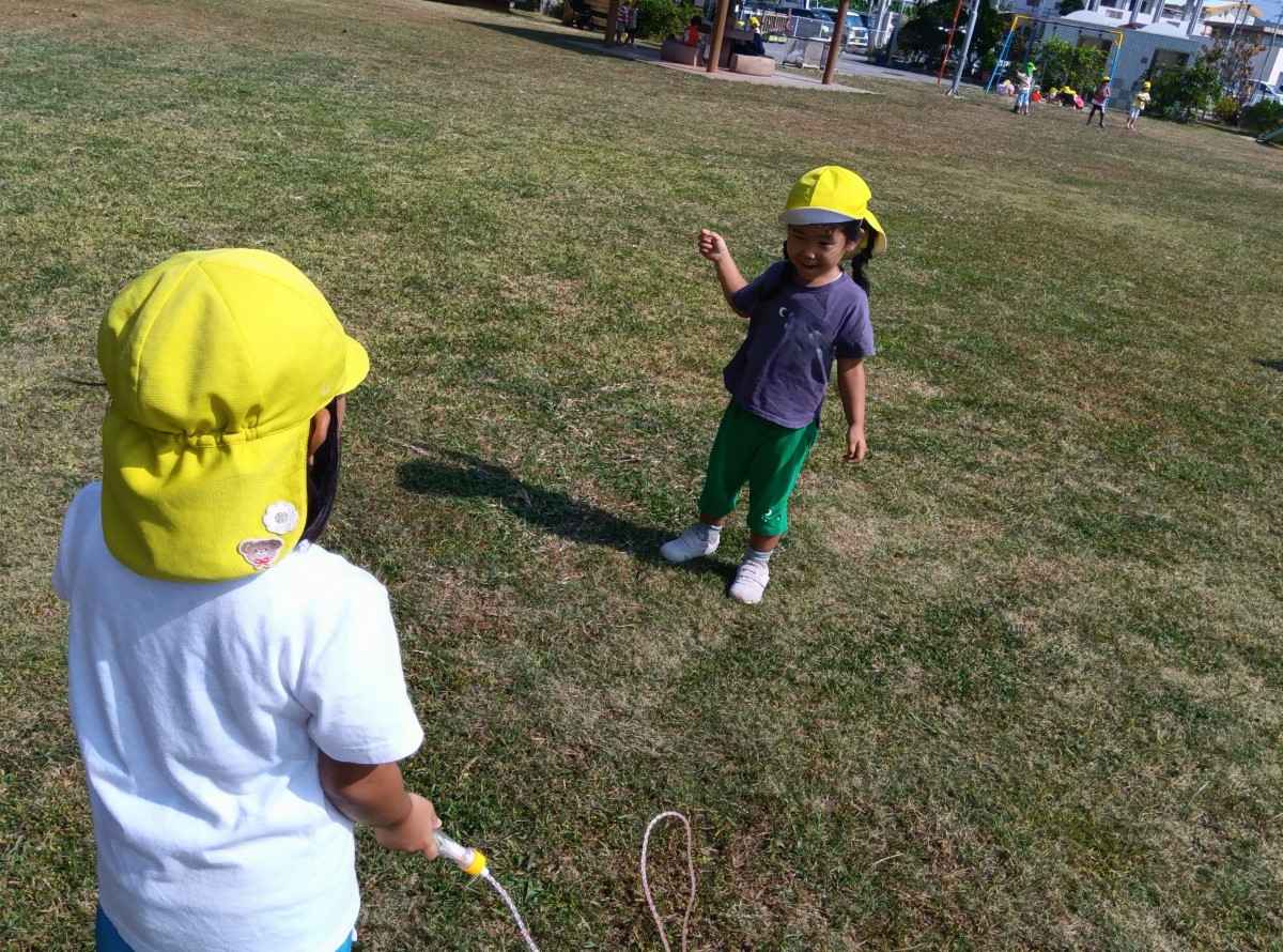 縄跳びで一緒に遊ぶ子どもたち